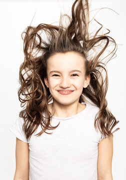 M&auml;dchen im Studio weiss angezogen mit fliegenden Haaren