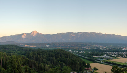 Abendlicht &uuml;ber den Karawanken bei Landskron in K&auml;rnten
