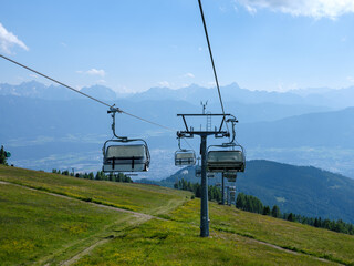 Seilbahnstütze in Kärnten vor Alpenkulisse im Sommer
