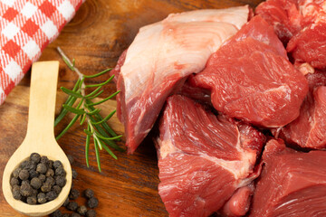 morceaux de boeuf cru, en gros plan, sur une planche à découper