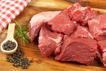 morceaux de boeuf cru, en gros plan, sur une planche à découper