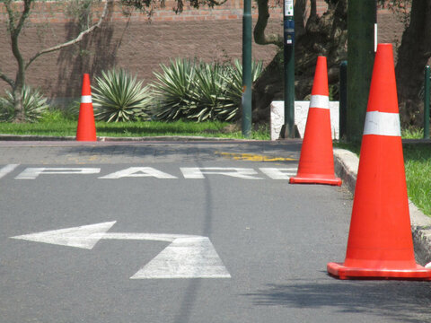 Conos de seguridad sobre pista y se&ntilde;alizaci&oacute;n de tr&aacute;nsito