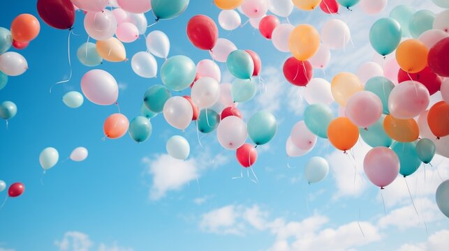 Fototapeta 青空に飛んでいく大量のカラフルな風船