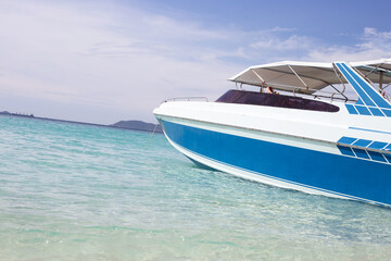 Fototapeta premium Speed ​​boats moored in the sea waiting to pick up tourists.