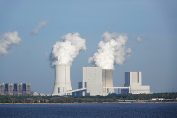 Blick über den Bärwalder See zum Kraftwerk Boxberg