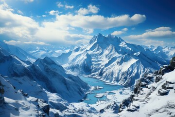 Naklejka premium Mountains capped with snow against a blue cloudy sky 