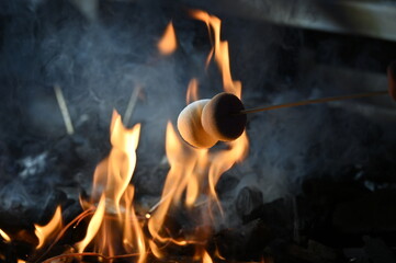 Marshmallows grillés au feu de charbon