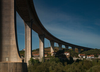 Fototapeta premium Detalhe de ponte geometria por cima de casas junto ao rio douro, norte de Portugal. 