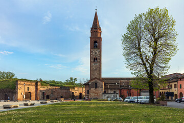 Portici a Pizzighettone in Provincia di Cremona in Lombardia, Italia