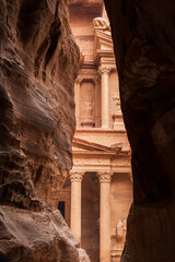 Célèbre trésor de Petra en Jordanie. Vue de la célèbre façade à travers le canyon au bout du Sik.