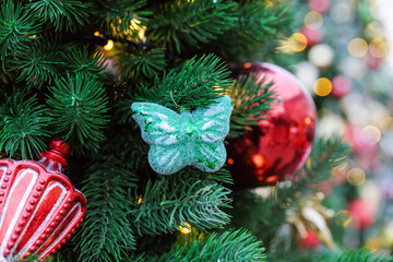 Obraz na płótnie Canvas christmas tree with decorations