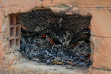 Lareira antiga queimando madeira para se aquecer