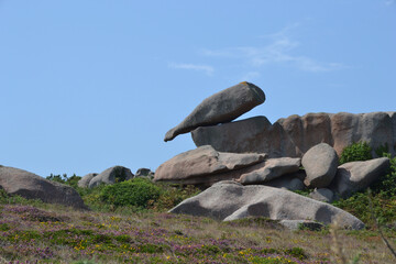 La Côte de Granit Rose, les rochers et landes de Ploumanac'h en Bretagne
