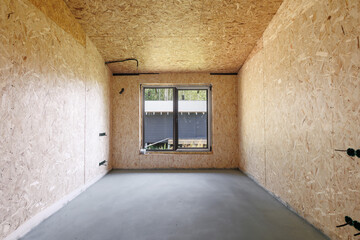 Obraz premium interior of the apartment without decoration in gray colors. rough finish