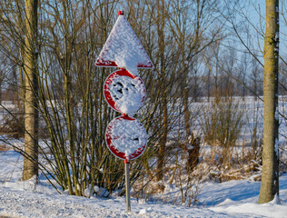 Verkehrsschild ist von Schnee bedeckt