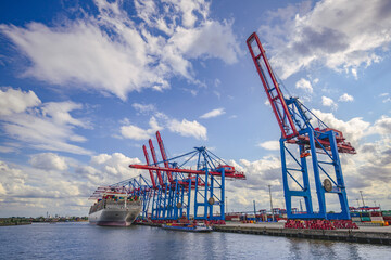 Fototapeta na wymiar Container-Terminal im Hamburger Hafen 
