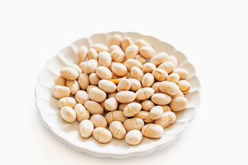 白い背景の煎り豆