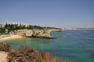 Portugalia, wybrzeże plaża Algarve, skaliste formacje, wieczór © Ornela