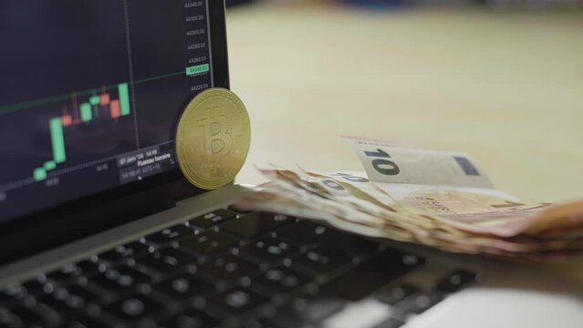 Bitcoin, BTC, euro, argent liquide, crypto monnaie, ETF, argent, trading, actif num&eacute;rique, finance, devise,  banque, affaires, &eacute;change, gain, perte, chart, graphique, pi&egrave;ce, richesse, billet, ordinate