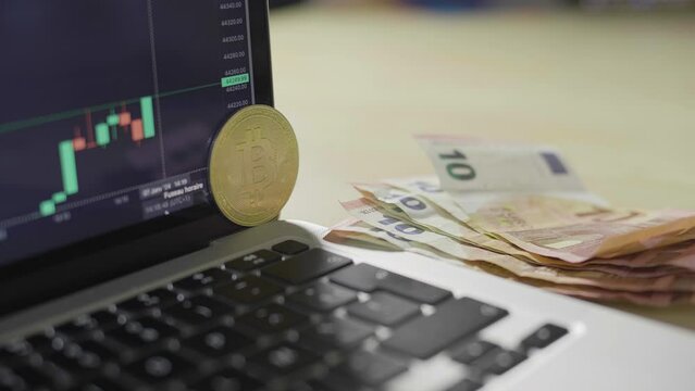 Bitcoin, BTC, euro, argent liquide, crypto monnaie, ETF, argent, trading, actif num&eacute;rique, finance, devise,  banque, affaires, &eacute;change, gain, perte, chart, graphique, pi&egrave;ce, richesse, billet, ordinate