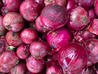 red onions in market