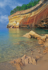Obraz premium Landscape of mineral stained cliff along the eroded sandstone shoreline of Lake Superior, Pictured Rocks National Lakeshore, Michigan's Upper Peninsula, USA