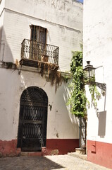 Mała śródziemnomorska uliczka, stare budynki, Sevilla Hiszpania © Ornela