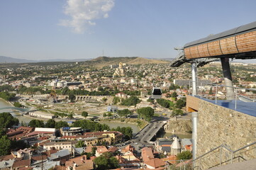 Tbilisi, Gruzja, Kaukaz, widok na dachy budynków, wieże, stare miasto, panorama, rzeka, twierdza © Ornela