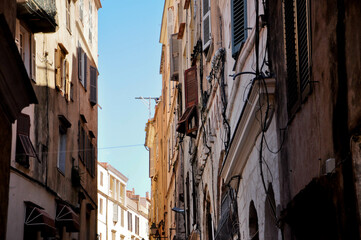 Mała śródziemnomorska uliczka, stare budynki, Portugalia - obrazy, fototapety, plakaty