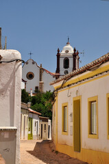 Mała śródziemnomorska uliczka, stare budynki, Portugalia