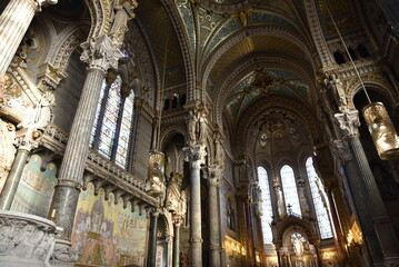 Fototapeta na wymiar Voûtes décorées de Notre-Dame de Fourvière à Lyon. France