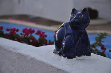 Dekoracja płotu - ceramiczny kot figurka © Ornela