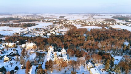 Widok zamku i miejscowości Dąbrowa z wysokości 120 m. pokrytym śniegiem, zima, minus 10°C. - obrazy, fototapety, plakaty