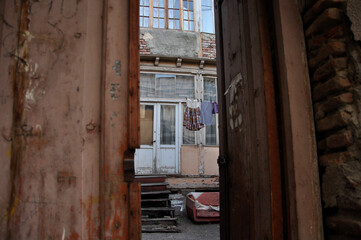 Tradycyjna drewniana zabudowa Gruzja, Tbilisi, stare domy © Ornela