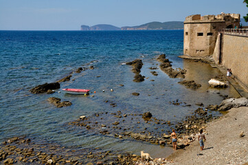 Miasteczko na Sardynii, widok w morze - obrazy, fototapety, plakaty