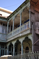 Tradycyjna gruzińska architektura, stare domy z drewnianymi balkonami, fasady, drzwi, okna