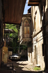 Uliczka w centrum miasta, Tbilisi, Gruzja. Architektura, fasada, restauracje © Ornela