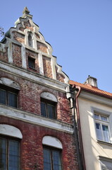 Stare budynki, fasady, zniszczone drzwi, detale architektoniczne, zabytki historyczne, centrum miasta. © Ornela