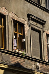 Stare budynki, fasady, zniszczone drzwi, detale architektoniczne, zabytki historyczne, centrum miasta. © Ornela