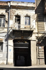 Stare budynki, fasady, zniszczone drzwi, detale architektoniczne, zabytki historyczne, centrum miasta. © Ornela