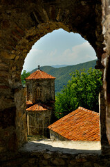 Obrazy na Plexi  Architektura sakralna Gruzji, stary kamienny kościół.