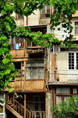 Fototapeta na wymiar Stary drewniany dom w Gruzji. Tradycyjna architektura.