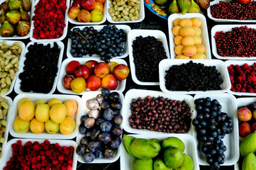 Kolorowe owoce na targu