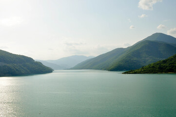 Wspaniały widok na góry i jezioro w Gruzji
