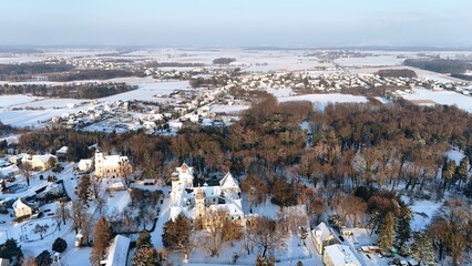 Widok zamku i miejscowości Dąbrowa z wysokości 120 m. pokrytym śniegiem, zima, minus 10°C. © Stanisław Błachowicz