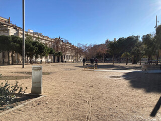 Jardines en Barcelona, en el barrio 'Baix Guinardó', cerca de la Sagrada Familia y Hospital de Sant Pau. Gente paseando perros. Día soleado de invierno.