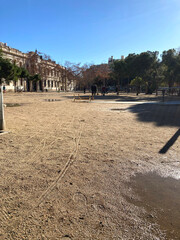 Jardines en Barcelona, en el barrio 'Baix Guinardó', cerca de la Sagrada Familia y Hospital de Sant Pau. Gente paseando perros. Día soleado de invierno.