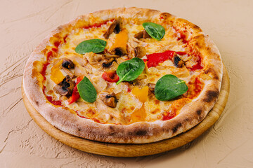Pizza with chicken, tomato and mushrooms