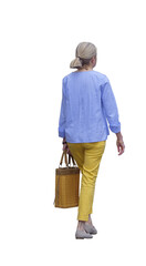 Femme adulte vue de dos, marchant au printemps, portant un chemisier bleu clair, un pantalon jaune,...