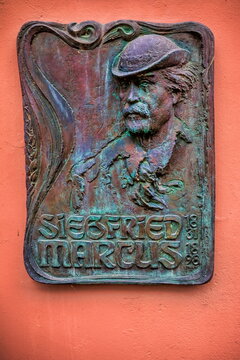 malchin, deutschland - gedenktafel an einer hauswand f&uuml;r siegfried marcus, einer der erfinder des automobils
